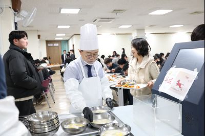 새해맞이 구내식당 떡국 배식 C1KS5348.JPG