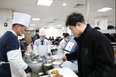 새해맞이 구내식당 떡국 배식 C1KS5349.JPG