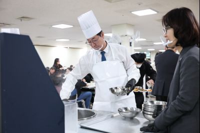 새해맞이 구내식당 떡국 배식 C1KS5363.JPG