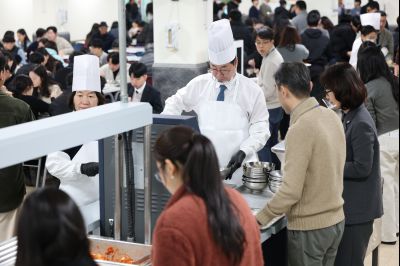 새해맞이 구내식당 떡국 배식 C1KS5366.JPG