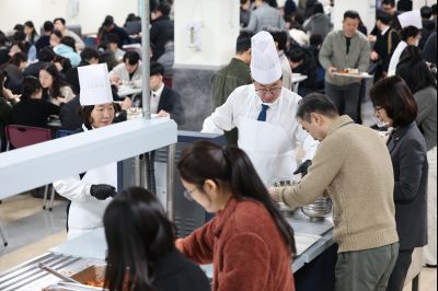 새해맞이 구내식당 떡국 배식 C1KS5368.JPG