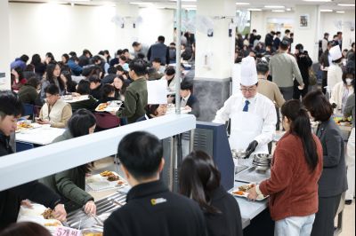 새해맞이 구내식당 떡국 배식 C1KS5371.JPG