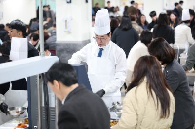 새해맞이 구내식당 떡국 배식 C1KS5380.JPG