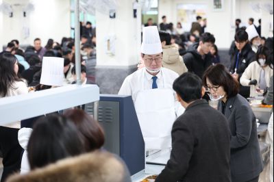 새해맞이 구내식당 떡국 배식 C1KS5381.JPG