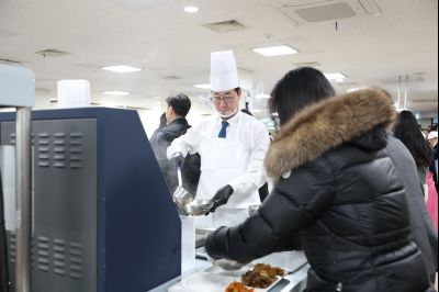 새해맞이 구내식당 떡국 배식 C1KS5385.JPG