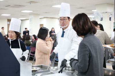 새해맞이 구내식당 떡국 배식 C1KS5387.JPG
