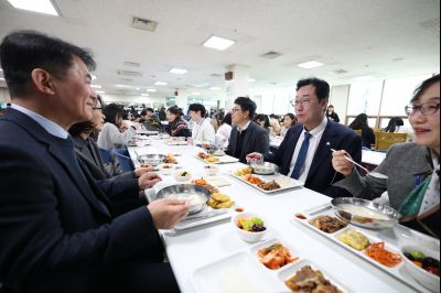 새해맞이 구내식당 떡국 배식 C1KS5400.JPG