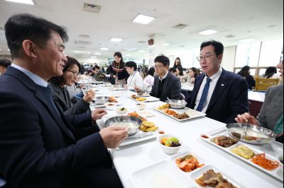 새해맞이 구내식당 떡국 배식 C1KS5406.JPG