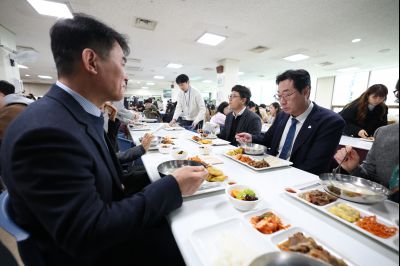 새해맞이 구내식당 떡국 배식 C1KS5427.JPG