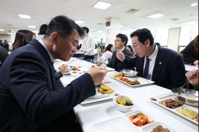 새해맞이 구내식당 떡국 배식 C1KS5431.JPG