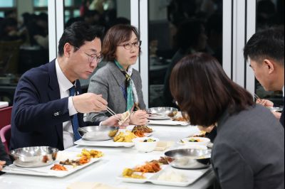 새해맞이 구내식당 떡국 배식 C1KS5438.JPG