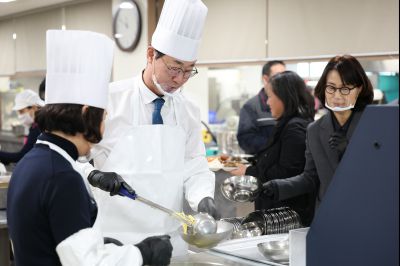 새해맞이 구내식당 떡국 배식 0D0A8708.jpg