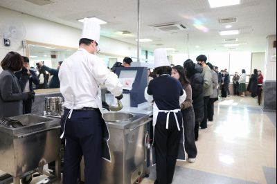 새해맞이 구내식당 떡국 배식 0D0A8723.jpg