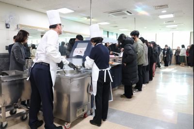 새해맞이 구내식당 떡국 배식 0D0A8724.jpg
