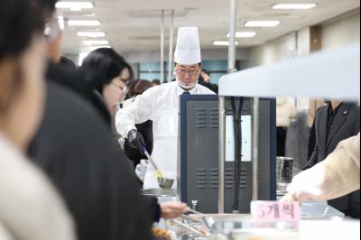 새해맞이 구내식당 떡국 배식 0D0A8740.jpg