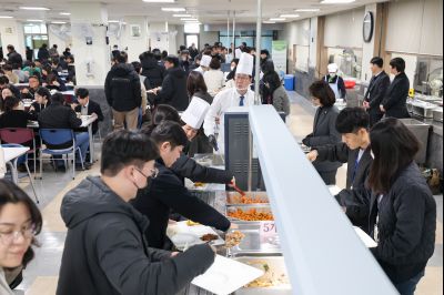 새해맞이 구내식당 떡국 배식 0D0A8753.jpg