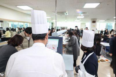 새해맞이 구내식당 떡국 배식 0D0A8775.jpg