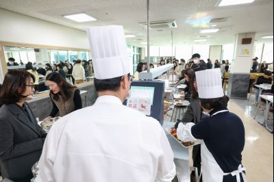 새해맞이 구내식당 떡국 배식 0D0A8783.jpg