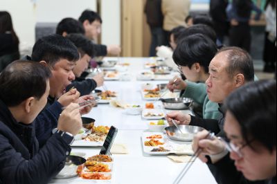 새해맞이 구내식당 떡국 배식 0D0A8800.jpg