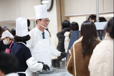 새해맞이 구내식당 떡국 배식 0D0A8884.jpg