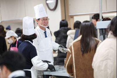 새해맞이 구내식당 떡국 배식 0D0A8889.jpg