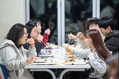 새해맞이 구내식당 떡국 배식 0D0A8922.jpg