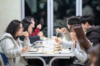 새해맞이 구내식당 떡국 배식 0D0A8930.jpg