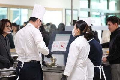 새해맞이 구내식당 떡국 배식 0D0A8957.jpg