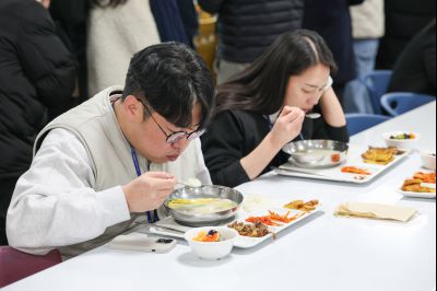 새해맞이 구내식당 떡국 배식 0D0A8963.jpg