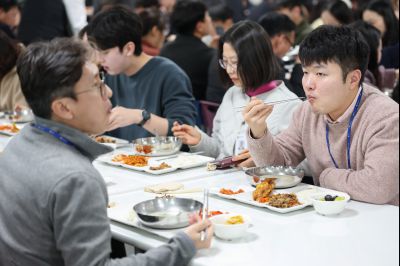 새해맞이 구내식당 떡국 배식 0D0A8973.jpg