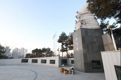 윤성진 제1부시장 현충탑 참배 C1KS5441.JPG