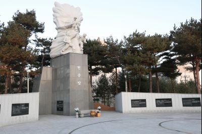 윤성진 제1부시장 현충탑 참배 C1KS5460.JPG