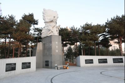 윤성진 제1부시장 현충탑 참배 C1KS5462.JPG