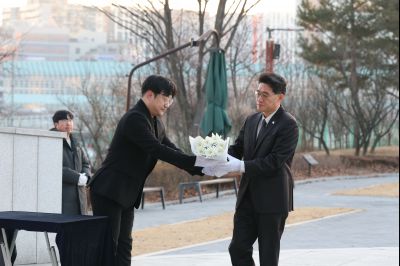 윤성진 제1부시장 현충탑 참배 C1KS5482.JPG