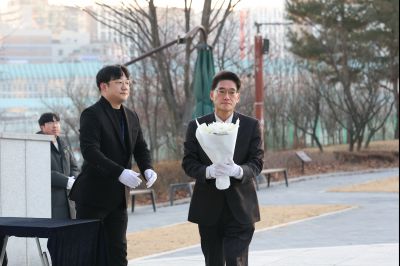 윤성진 제1부시장 현충탑 참배 C1KS5484.JPG