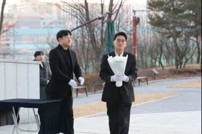 윤성진 제1부시장 현충탑 참배 C1KS5485.JPG