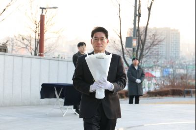 윤성진 제1부시장 현충탑 참배 C1KS5489.JPG