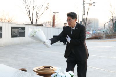 윤성진 제1부시장 현충탑 참배 C1KS5496.JPG