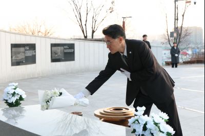 윤성진 제1부시장 현충탑 참배 C1KS5501.JPG