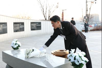 윤성진 제1부시장 현충탑 참배 C1KS5505.JPG