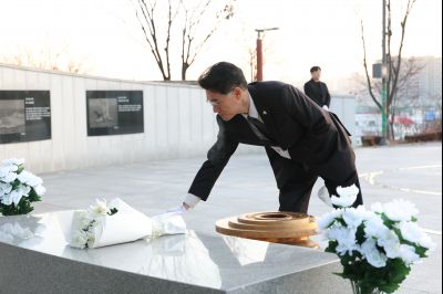 윤성진 제1부시장 현충탑 참배 C1KS5510.JPG