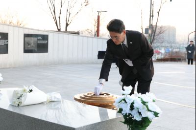 윤성진 제1부시장 현충탑 참배 C1KS5529.JPG
