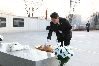 윤성진 제1부시장 현충탑 참배 C1KS5532.JPG