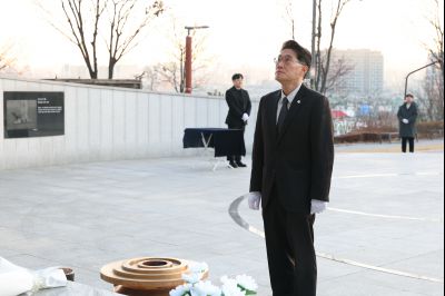 윤성진 제1부시장 현충탑 참배 C1KS5547.JPG