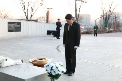 윤성진 제1부시장 현충탑 참배 C1KS5550.JPG