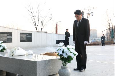 윤성진 제1부시장 현충탑 참배 C1KS5558.JPG