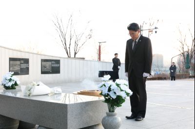 윤성진 제1부시장 현충탑 참배 C1KS5560.JPG