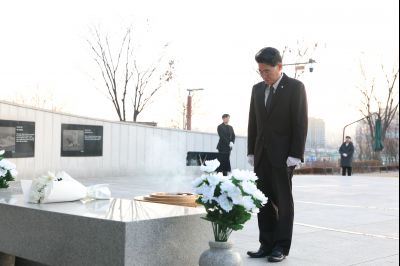 윤성진 제1부시장 현충탑 참배 C1KS5562.JPG