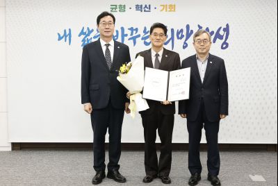 윤성진 제1부시장 임용장 교부 및 실국장단 차담 윤성진 제1부시장 위임장 교부_06.jpg