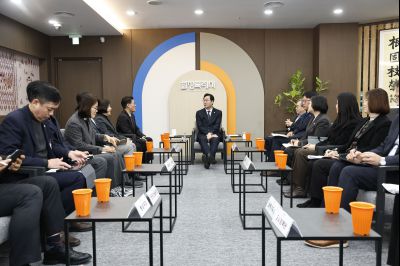 윤성진 제1부시장 임용장 교부 및 실국장단 차담 윤성진 제1부시장 위임장 교부_08.jpg